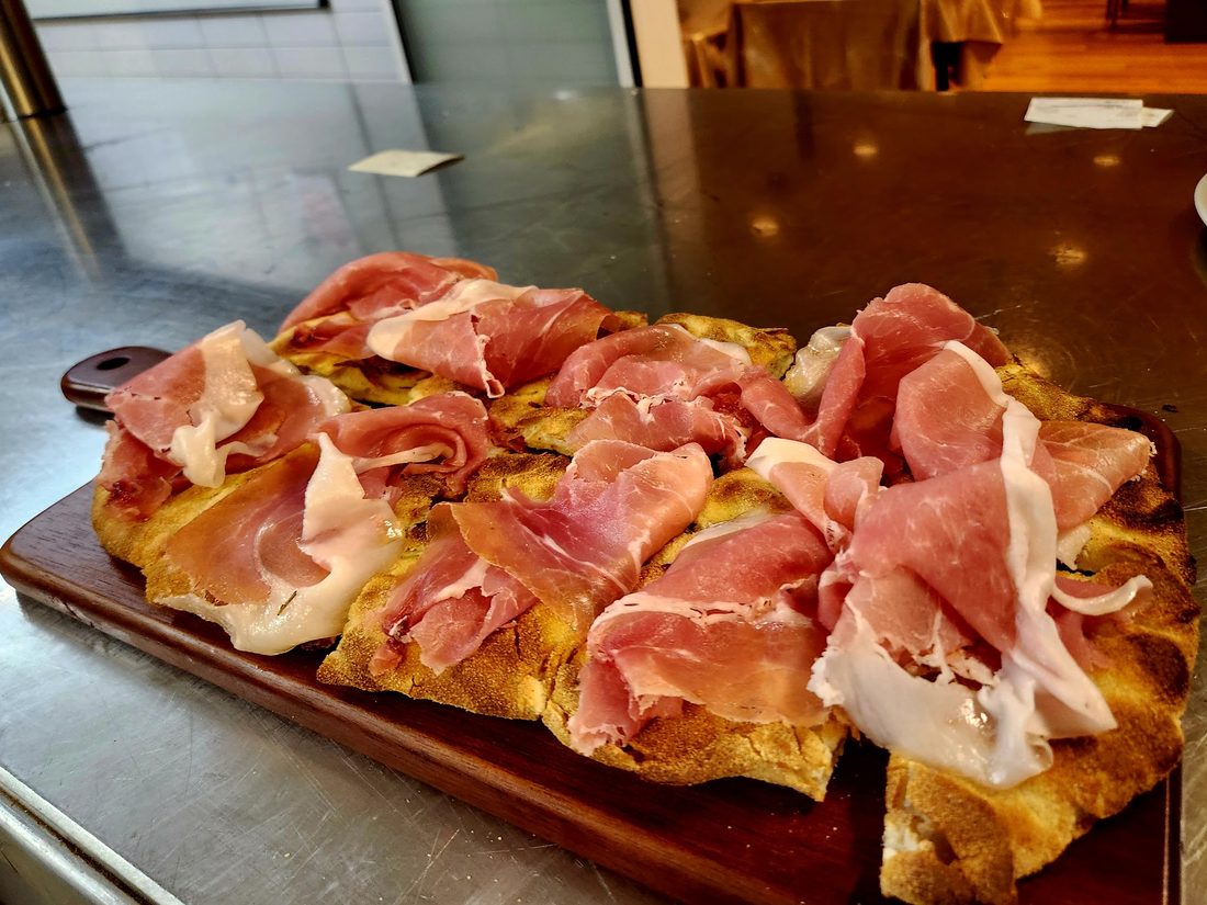 Planchette de jambon cru et focaccia