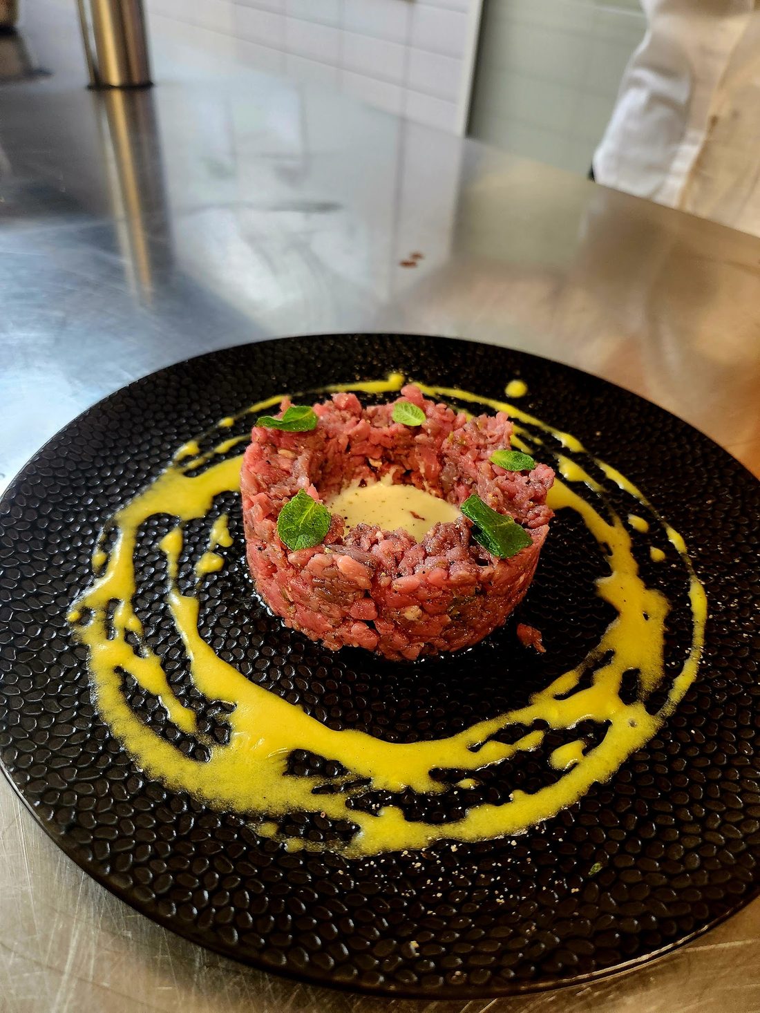 Tartare de bœuf servi sur assiette noire